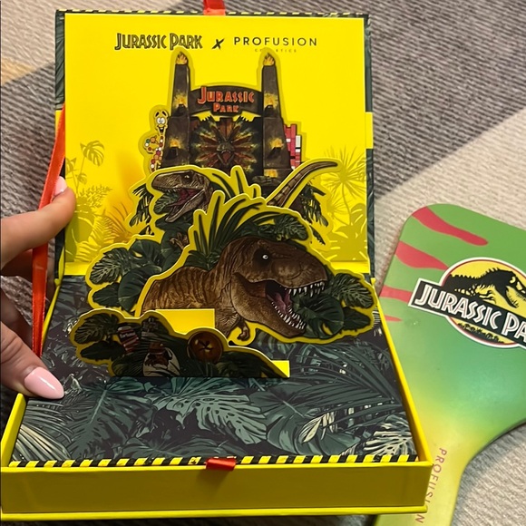 Jurassic Park Profusion Makeup Palette and Mirror - Picture 2 of 4